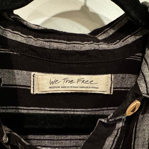 We the Free women’s pull over Top - Size Medium - Picture 5 of 5